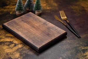 mooi peperkoek Aan een bruin keramisch bord met Kerstmis boom decoraties foto