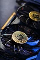 video kaart met een goud munt bitcoin Aan de koeler detailopname. foto