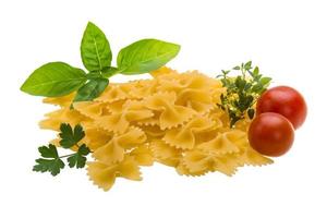 rauwe pasta op wit foto