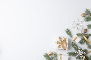 Kerstmis decoraties met cadeaus Aan wit achtergrond. vlak leggen, kopiëren ruimte foto