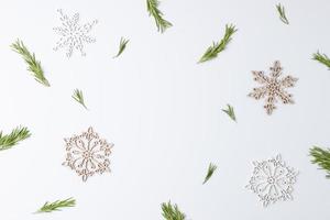 Kerstmis decoraties met rozemarijn Aan wit achtergrond. vlak leggen, kopiëren ruimte foto