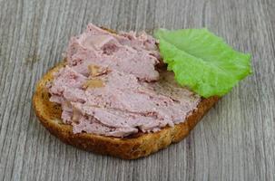 paté belegd broodje Aan hout foto