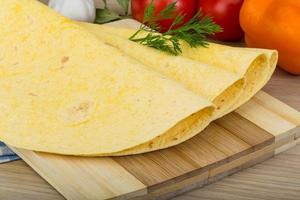 tortilla op hout foto