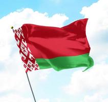 vlag van Wit-Rusland verheven omhoog in de lucht foto