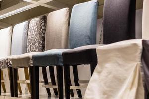 verschillend kleur stoelen in modern ontwerp foto