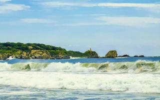 extreem reusachtig groot surfer golven Bij strand puerto escondido Mexico. foto