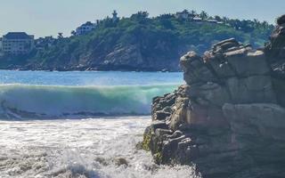 extreem reusachtig groot surfer golven Bij strand puerto escondido Mexico. foto