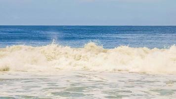 extreem reusachtig groot surfer golven Bij strand puerto escondido Mexico. foto