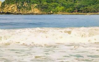 extreem reusachtig groot surfer golven Bij strand puerto escondido Mexico. foto