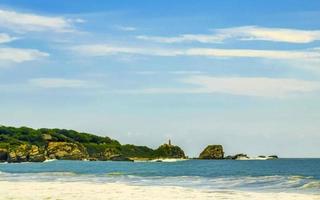 strand met mooi reusachtig groot surfer golven puerto escondido Mexico. foto