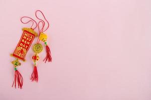 traditioneel Vietnamees en Chinese nieuw jaar decoraties rood en gouden kleuren Aan een roze achtergrond, top visie. foto