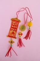 traditioneel Chinese en Vietnamees nieuw jaar decoraties rood en gouden kleuren Aan een roze achtergrond, top visie. foto