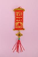 traditioneel Vietnamees en Chinese nieuw jaar decoratie rood en gouden kleuren Aan een roze achtergrond, top visie. foto