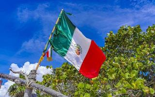 Mexicaanse groen wit rode vlag in playa del carmen mexico. foto