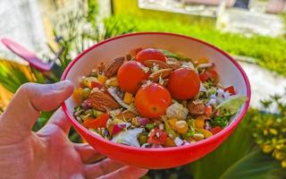 kom van salade met komkommer tomaat Groenen broccoli Mexico. foto