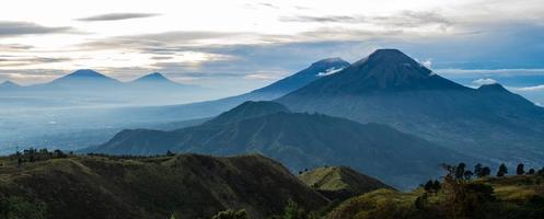 berg visie van de top van monteren prau foto