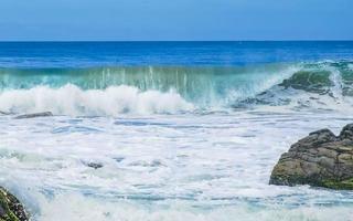 extreem reusachtig groot surfer golven Bij strand puerto escondido Mexico. foto