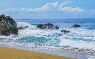 extreem reusachtig groot surfer golven Bij strand puerto escondido Mexico. foto