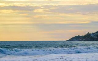 strand met mooi reusachtig groot surfer golven puerto escondido Mexico. foto