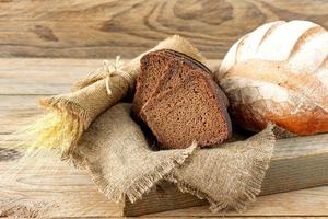 types van eigengemaakt brood Aan de rustiek houten tafel foto