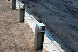 weg belemmeringen langs de trottoir voor de veilig passage van voetgangers. foto