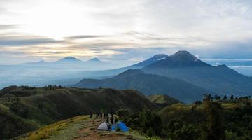 de top van monteren prau en meerdere camping tenten foto