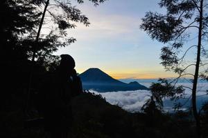 visie van monteren prau voordat zonsopkomst foto