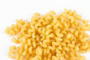 Italiaans pasta macaroni geïsoleerd Aan wit achtergrond foto