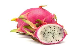 geheel en gesneden voor de helft draak fruit of pitaya geïsoleerd Aan wit achtergrond. foto