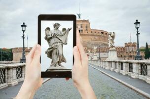 nemen foto van standbeeld Aan st engel brug, Rome