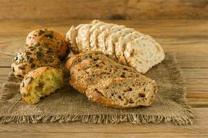 assortiment van eigengemaakt glutenvrij veganistisch brood Aan de rustiek houten tafel. eigengemaakt gebakken gebakje foto