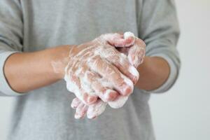 Mens wassen handen met zeep voor covid-19 corona virus het voorkomen concept foto