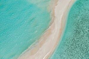 zomer zeegezicht mooie golven, blauwe zeewater in zonnige dag. bovenaanzicht van drone. zee luchtfoto, verbazingwekkende tropische natuur achtergrond. prachtige heldere zee met spattende golven en strandzandconcept foto