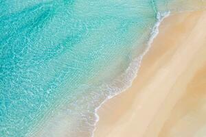 zomer zeegezicht mooie golven, blauwe zeewater in zonnige dag. bovenaanzicht van drone. zee luchtfoto, verbazingwekkende tropische natuur achtergrond. prachtige heldere zee met spattende golven en strandzandconcept foto