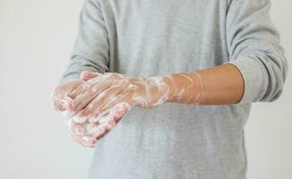 Mens wassen handen met zeep voor covid-19 corona virus het voorkomen concept foto