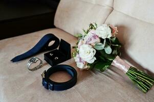 close-up van bruidegom accessoires. huwelijksdetails. stijl van de man. foto