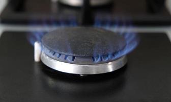 detailopname blauw vlammen van brand Aan een gas- brander in de keuken voor Koken. gas- vlam in een gas- boiler foto