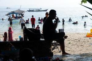 lampoeng, Indonesië - mei 28, 2022, mensen genieten de schoonheid strand terwijl zwemmen en ontspannende foto
