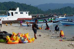 lampoeng, Indonesië - mei 10, 2022, bezoekers zijn genieten van een tour Aan de mutun strand foto