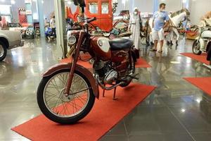 batu, oosten- Java, Indonesië - augustus 10, 2022, rood motorfiets antiek in angkut museum foto