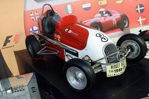 batu, oosten- Java, Indonesië - augustus 10, 2022, miniatuur ras , dan 1948-3600cc, antiek uniek rood auto in angkut museum foto