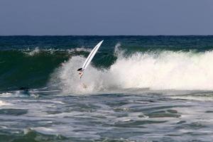 surfing Aan hoog golven Aan de middellandse Zee zee in noordelijk Israël. foto