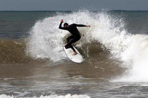 surfing Aan hoog golven Aan de middellandse Zee zee in noordelijk Israël. foto