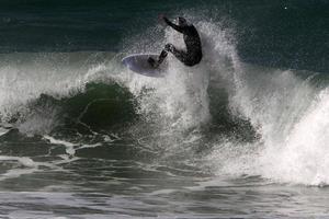 surfing Aan hoog golven Aan de middellandse Zee zee in noordelijk Israël. foto