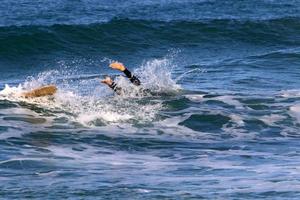 surfing Aan hoog golven Aan de middellandse Zee zee in noordelijk Israël. foto