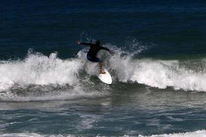 surfing Aan hoog golven Aan de middellandse Zee zee in noordelijk Israël. foto