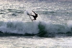 surfing Aan hoog golven Aan de middellandse Zee zee in noordelijk Israël. foto