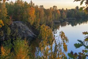 panorama van zjytomyr, een geel herfst Woud met een rivier. foto
