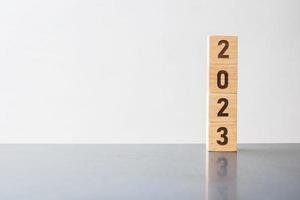 Jaarblok 2023 op tafel. doel, resolutie, strategie, plan, start, budget, missie, actie, motivatie en nieuwjaarsvakantieconcepten foto