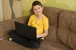 de tiener Bij huis aan het studeren Aan laptop foto
